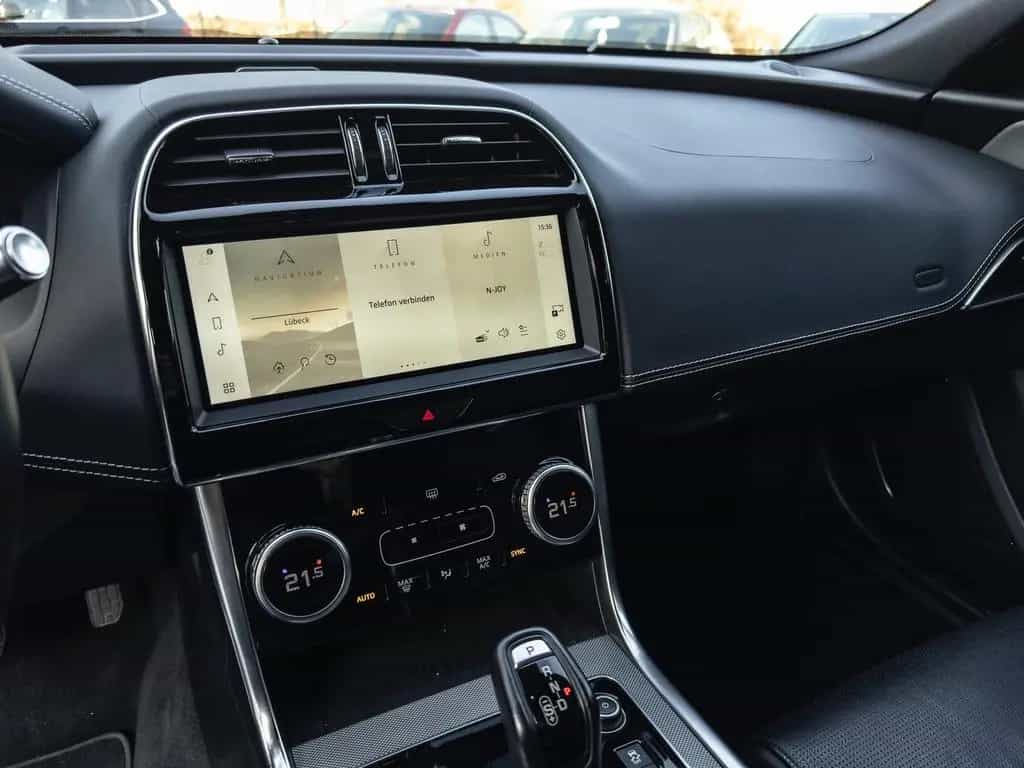 Jaguar XE D200 R-Dynamic S AWD LED DAB 360 Kamera Leder 07/2021-photo-7
