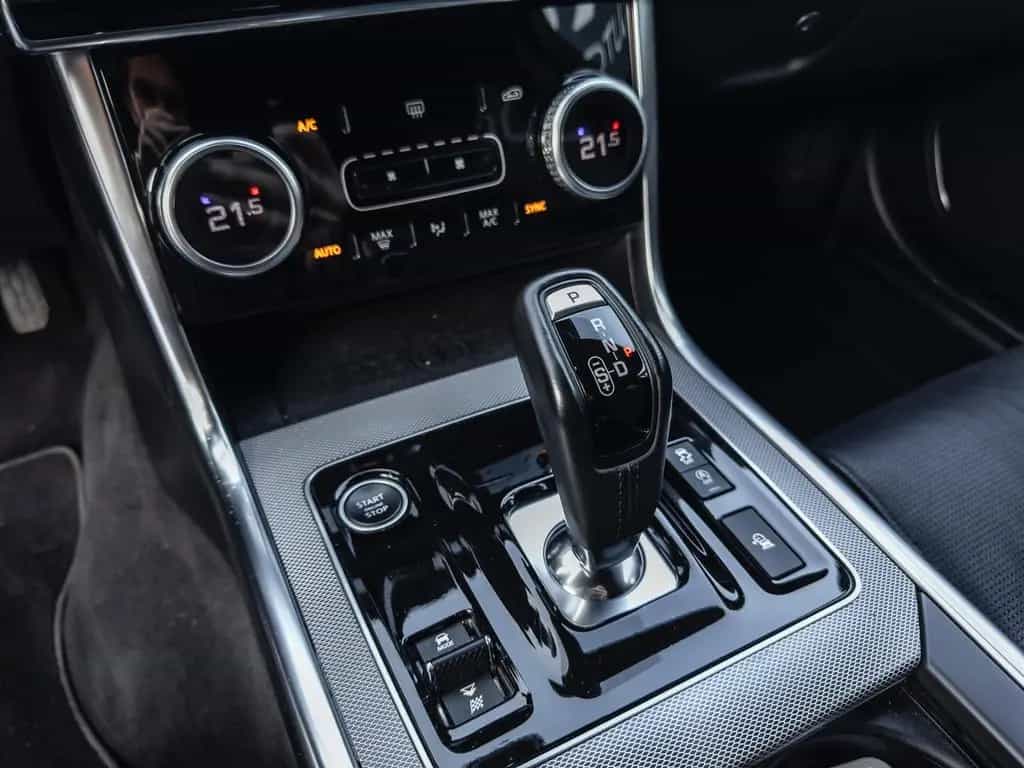 Jaguar XE D200 R-Dynamic S AWD LED DAB 360 Kamera Leder 07/2021-photo-8