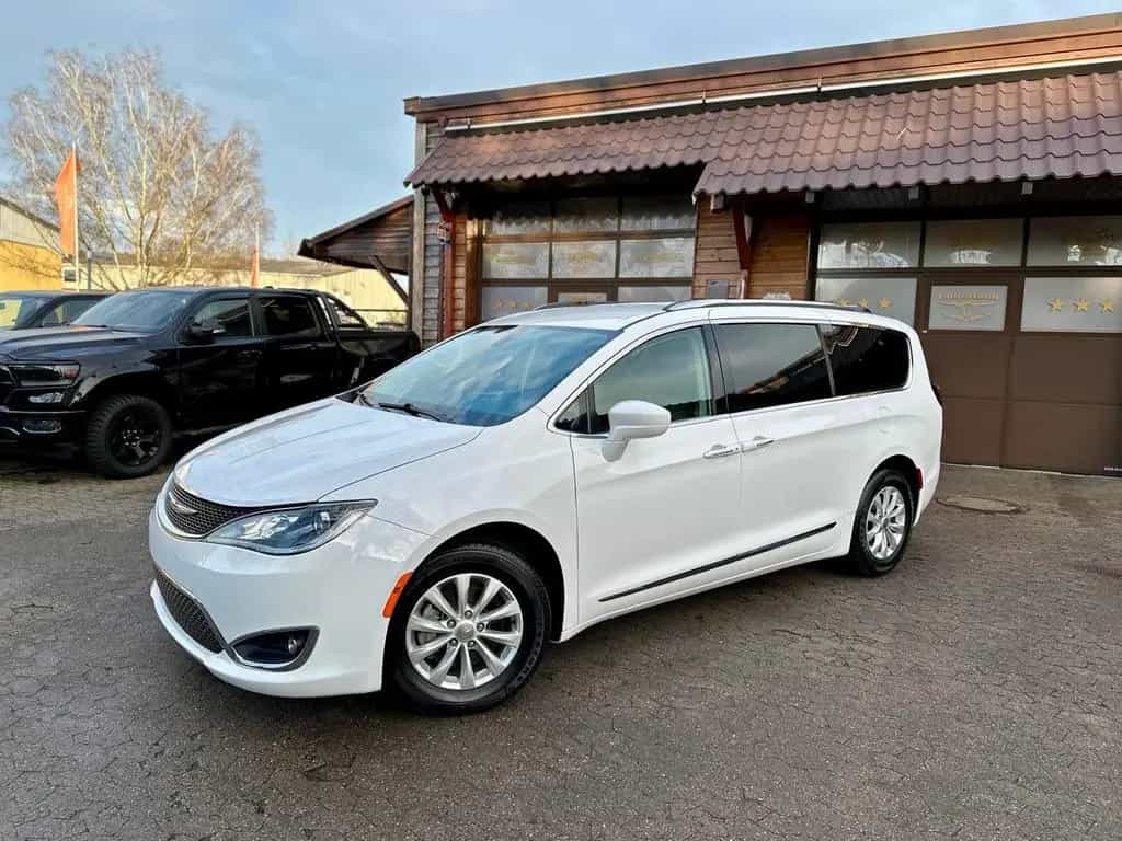 Chrysler Pacifica 3.6 V6*LEDER*PDC*KAMERA*LED*AHK*7SITZER*GARANTIE 12/2019-photo-1