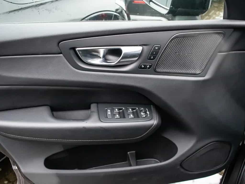 Volvo XC60 Plus Dark 2WD B4 Diesel EU6d AHK digitales 08/2022-photo-13