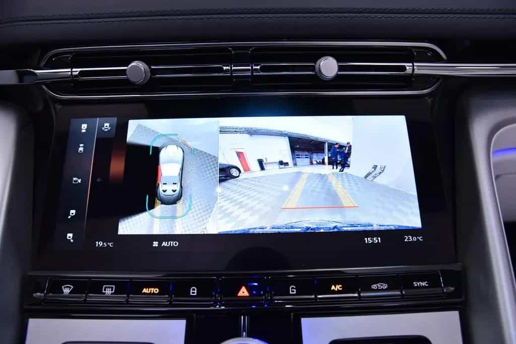 Aston Martin DB 12 Volante 01/2024-photo-12