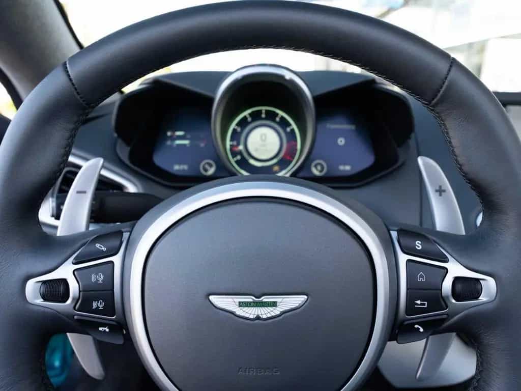 Aston Martin V12 Vantage Roadster / 249 Exemplare Limited 04/2023-photo-9
