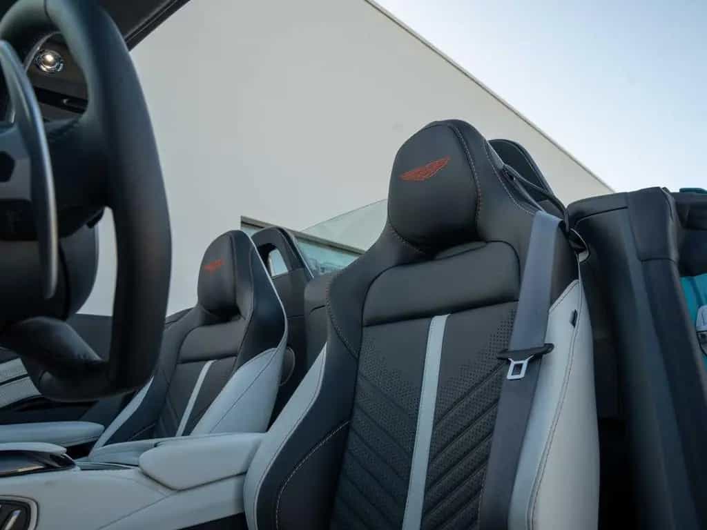 Aston Martin V12 Vantage Roadster / 249 Exemplare Limited 04/2023-photo-10