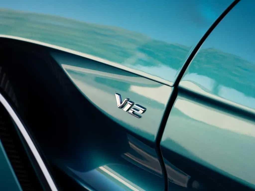 Aston Martin V12 Vantage Roadster / 249 Exemplare Limited 04/2023-photo-18