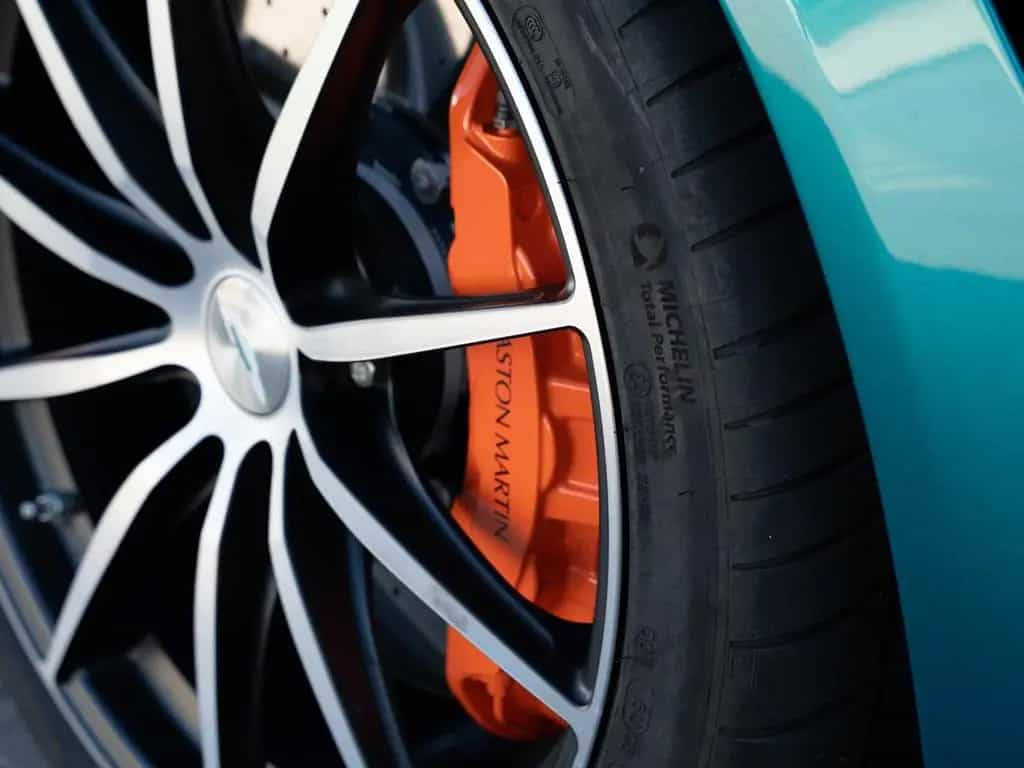 Aston Martin V12 Vantage Roadster / 249 Exemplare Limited 04/2023-photo-19