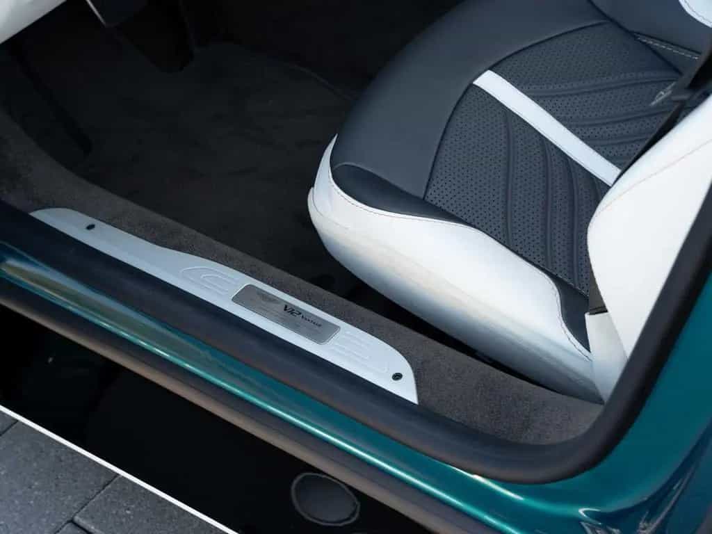 Aston Martin V12 Vantage Roadster / 249 Exemplare Limited 04/2023-photo-22