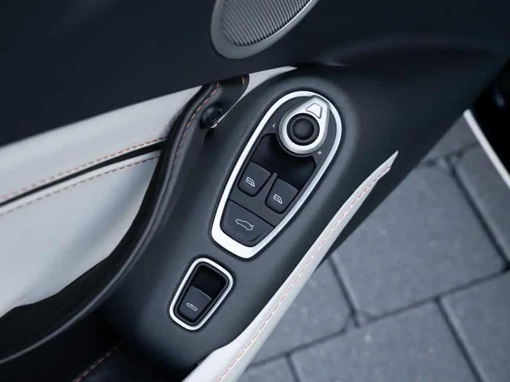 Aston Martin V12 Vantage Roadster / 249 Exemplare Limited 04/2023-photo-23