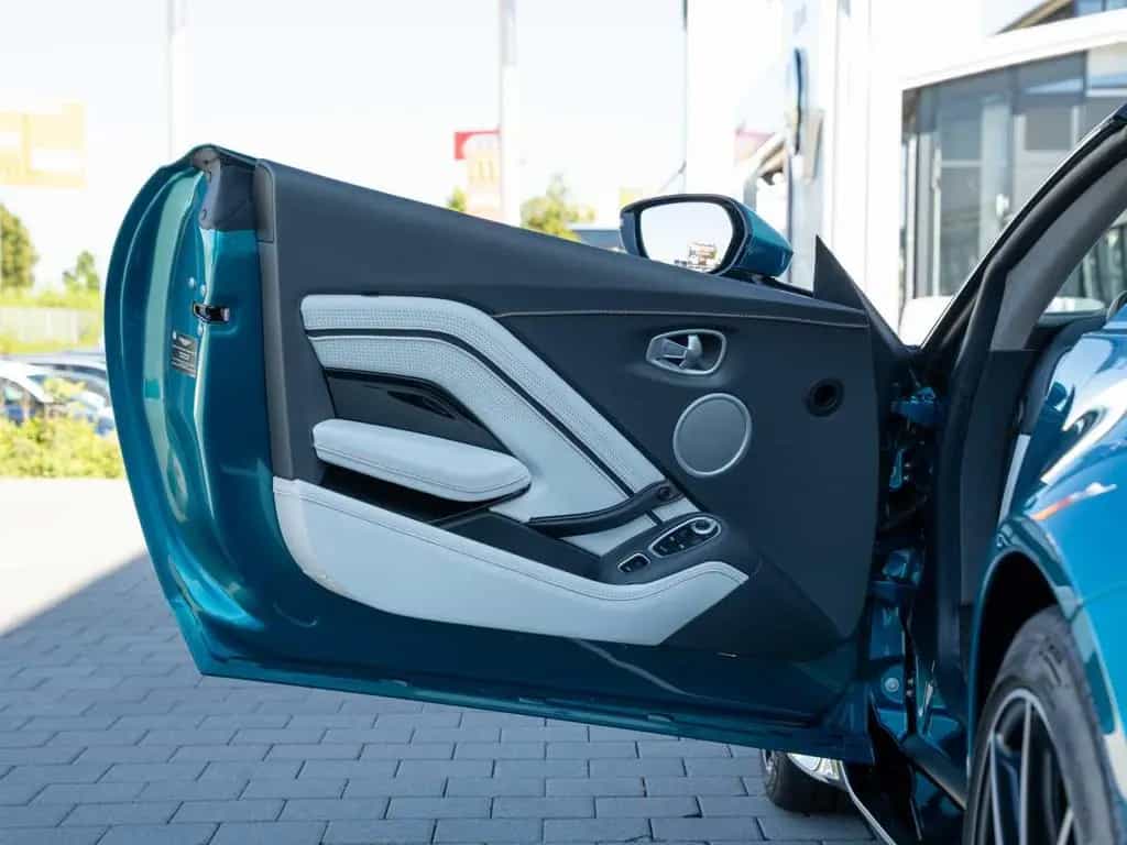 Aston Martin V12 Vantage Roadster / 249 Exemplare Limited 04/2023-photo-24