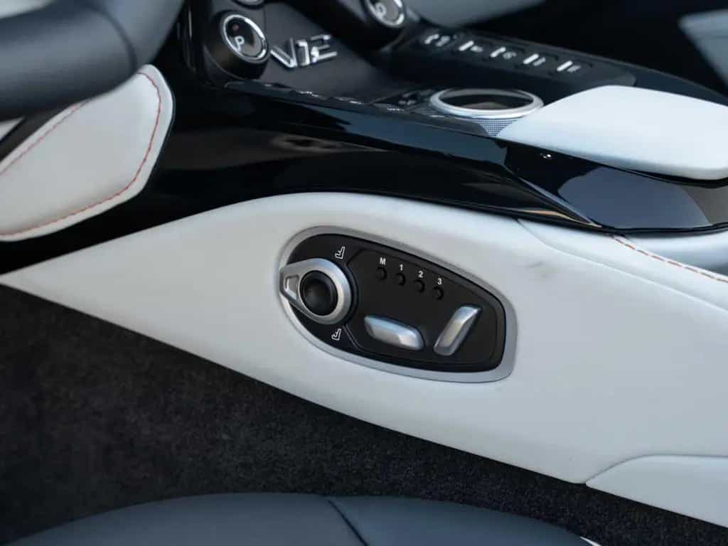 Aston Martin V12 Vantage Roadster / 249 Exemplare Limited 04/2023-photo-25