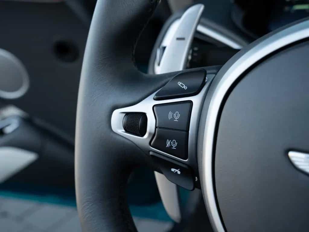 Aston Martin V12 Vantage Roadster / 249 Exemplare Limited 04/2023-photo-27