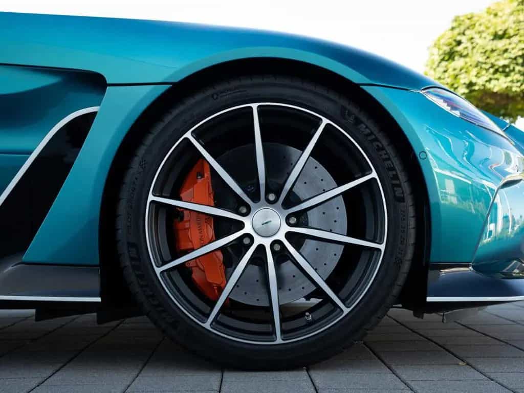 Aston Martin V12 Vantage Roadster / 249 Exemplare Limited 04/2023-photo-2