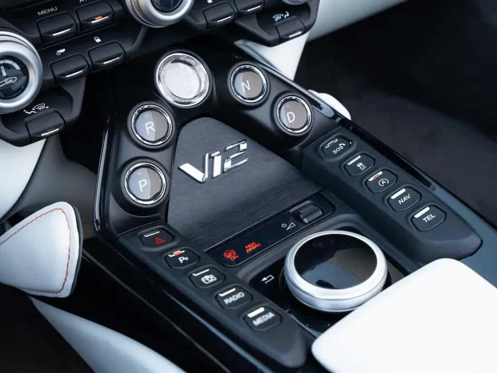 Aston Martin V12 Vantage Roadster / 249 Exemplare Limited 04/2023-photo-29