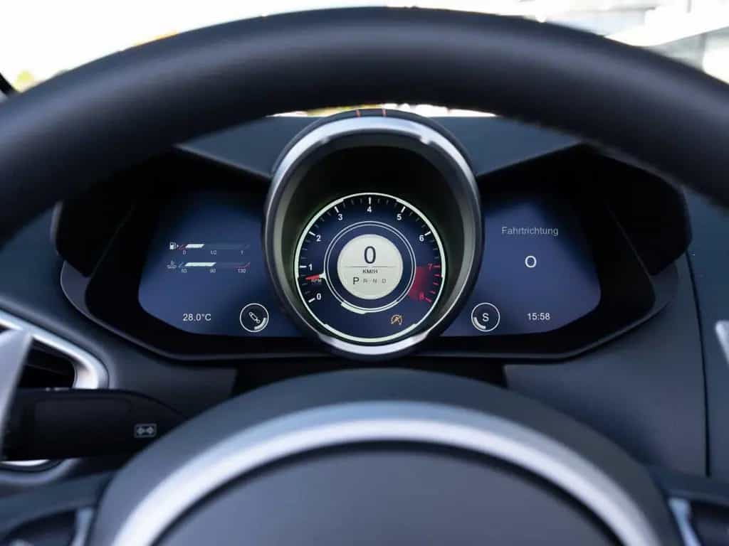 Aston Martin V12 Vantage Roadster / 249 Exemplare Limited 04/2023-photo-4