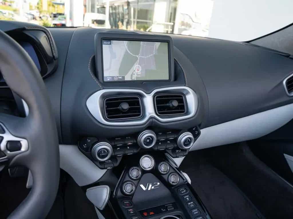Aston Martin V12 Vantage Roadster / 249 Exemplare Limited 04/2023-photo-8