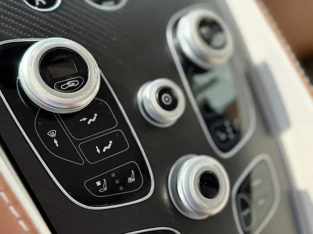 Aston Martin Vanquish S Pearl Edition 1 von 10 Sammlerstück 07/2018-photo-22