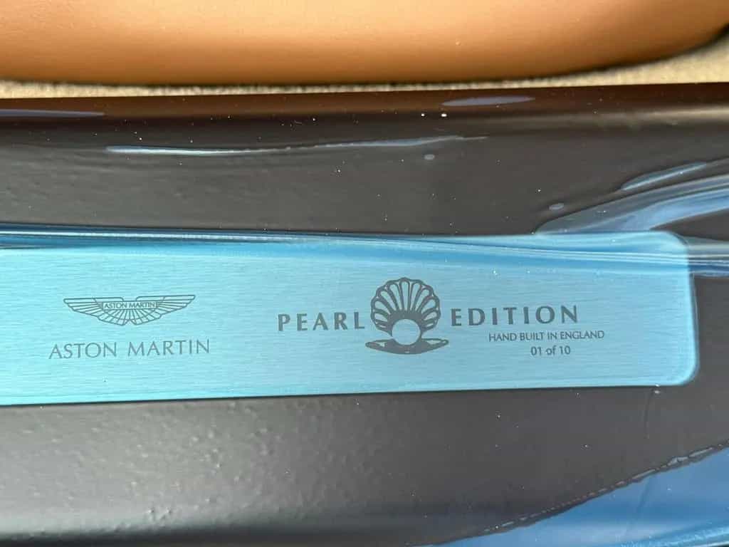 Aston Martin Vanquish S Pearl Edition 1 von 10 Sammlerstück 07/2018-photo-24