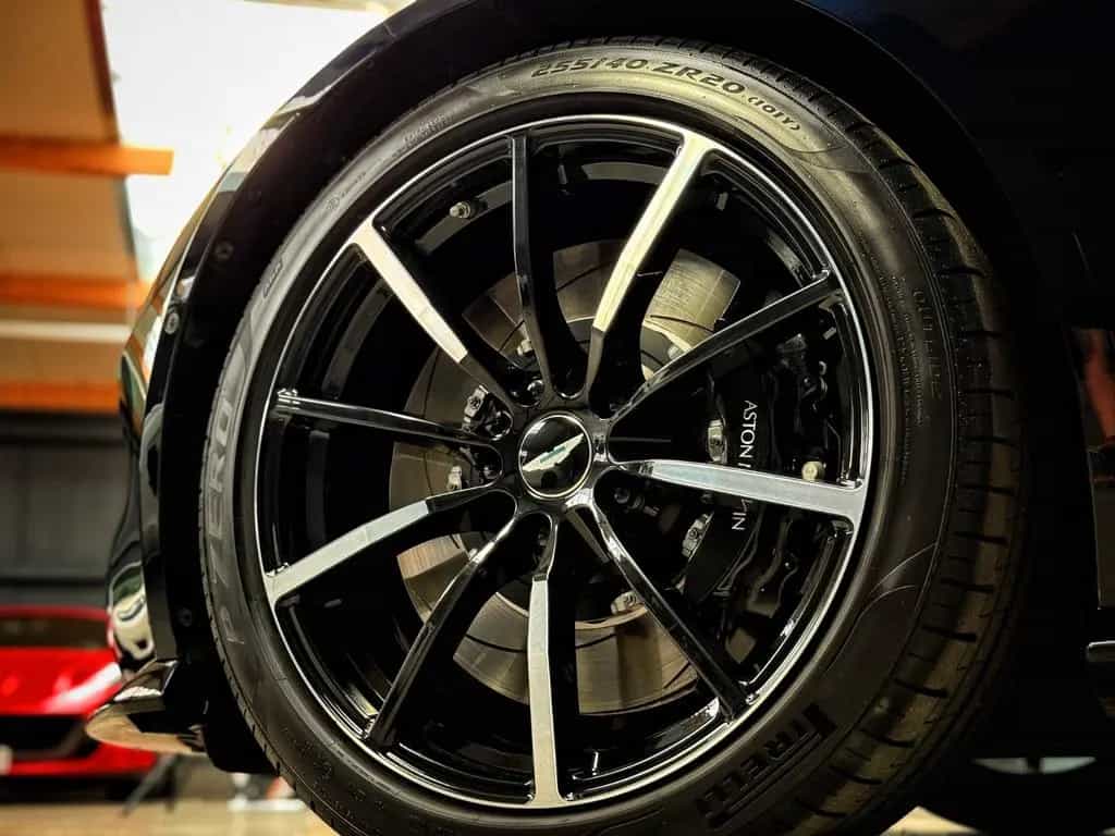 Aston Martin V8 Vantage + Ultramarine Black + Perf. + Eleg. 03/2023-photo-13