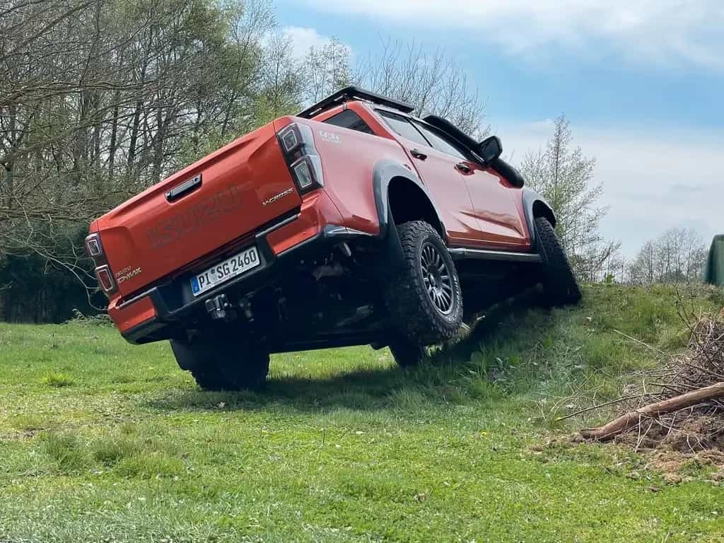 Isuzu D-Max Double Cab V-Cross AT+hohes Fahrwerk EFS+ 06/2025-photo-1