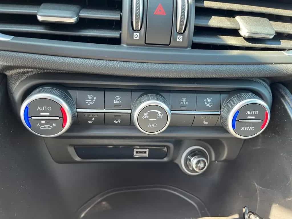 Alfa Romeo Giulia Ti Q4 01/2024-photo-11