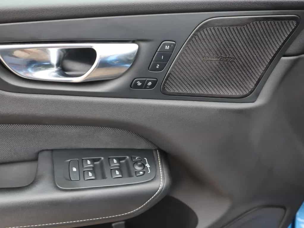 Volvo XC60 D4 R Design FWD 07/2020-photo-5