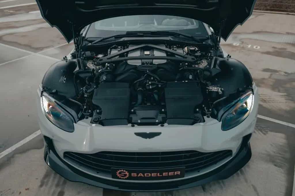 Aston Martin V12 Vantage Roadster - 1-of-249, Apex Gray 08/2024-photo-16