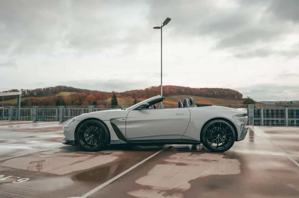 Aston Martin V12 Vantage Roadster - 1-of-249, Apex Gray 08/2024-photo-2