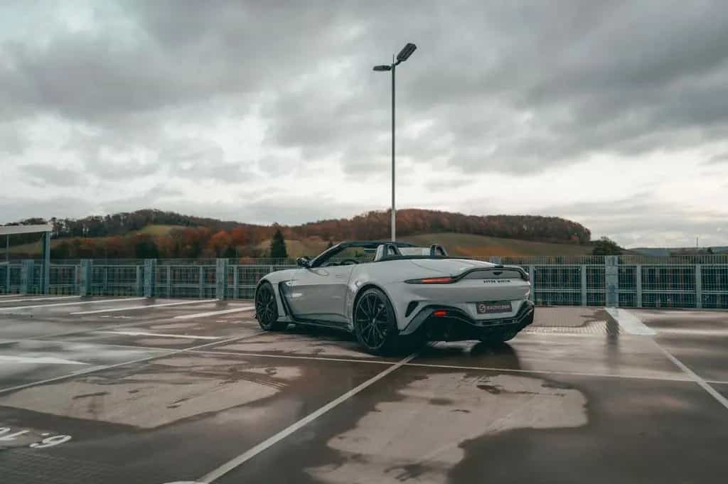 Aston Martin V12 Vantage Roadster - 1-of-249, Apex Gray 08/2024-photo-4