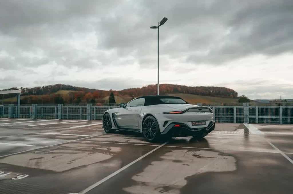 Aston Martin V12 Vantage Roadster - 1-of-249, Apex Gray 08/2024-photo-5