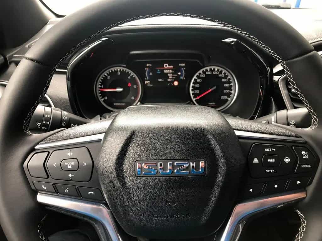 Isuzu D-Max Double Cab V-Cross AT + hohes Fahrwerk + 08/2023-photo-21