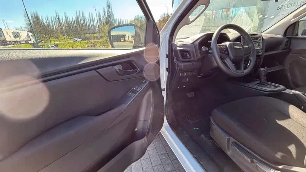 Isuzu D-Max 1.9 SC DSL 2026 *FOR EXPORT OUT OF EU* null-photo-9