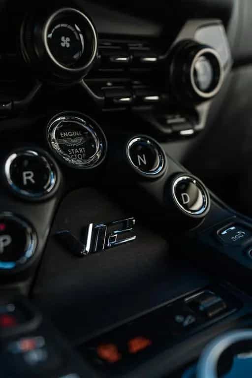 Aston Martin V12 Vantage 5,2 l V12 Roadster Limited 249 Stück 08/2023-photo-7