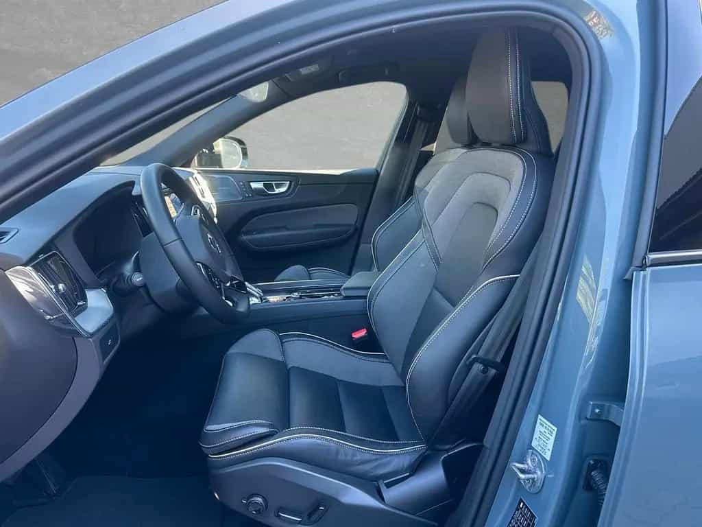 Volvo XC60 B5 AWD Mild-Hybrid Plus Dark AHK ACC BLIS 03/2024-photo-2
