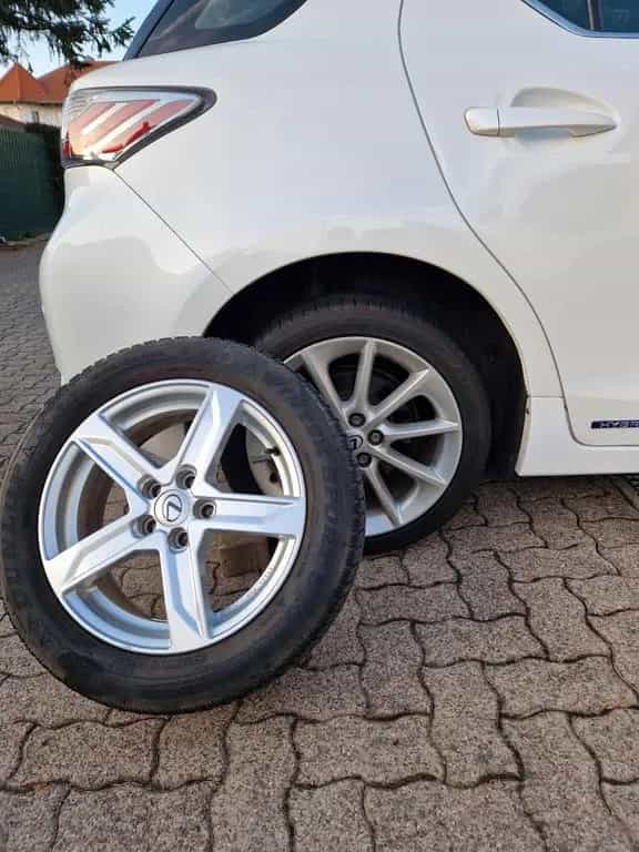 Lexus CT 200h 10/2011-photo-12