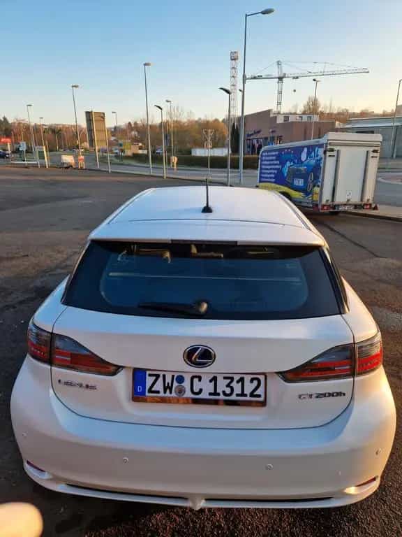 Lexus CT 200h 10/2011-photo-4