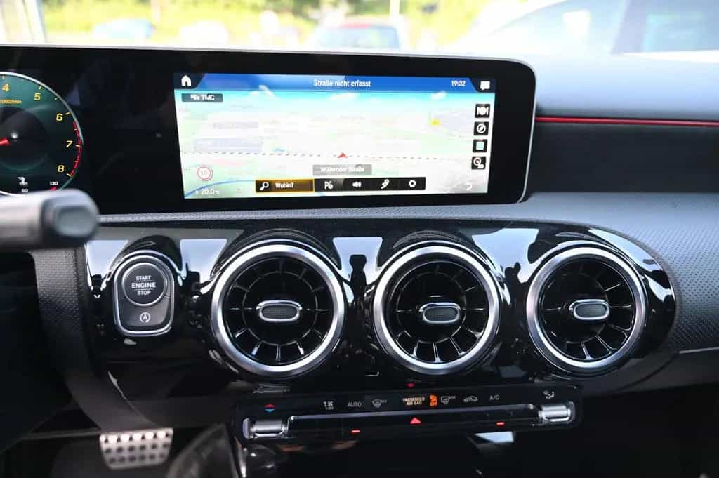 Mercedes-Benz A-Class 250 AMG Line Navi Leder LED PDC 07/2020-photo-16