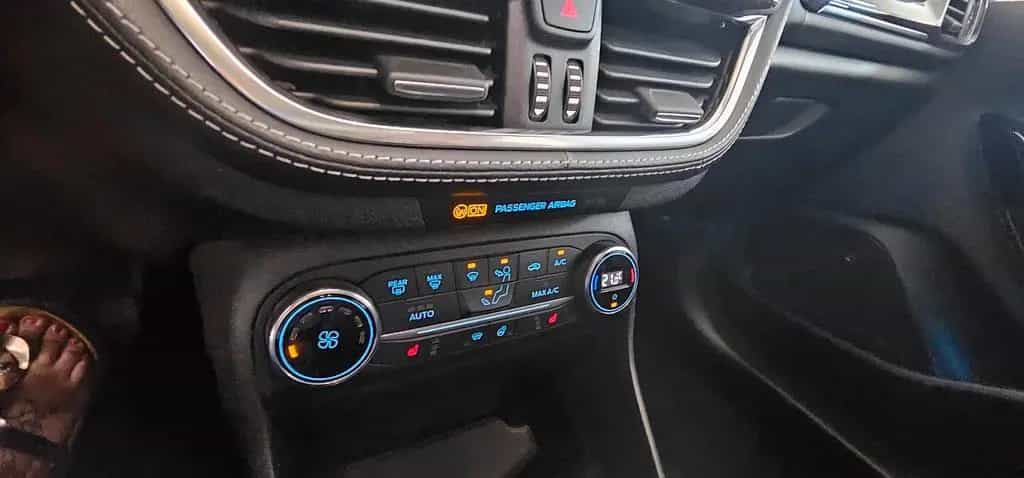 Ford Fiesta 5-Türer 1.0 EcoBoost Aut. VIGNALE Navi Pa 08/2019-photo-11