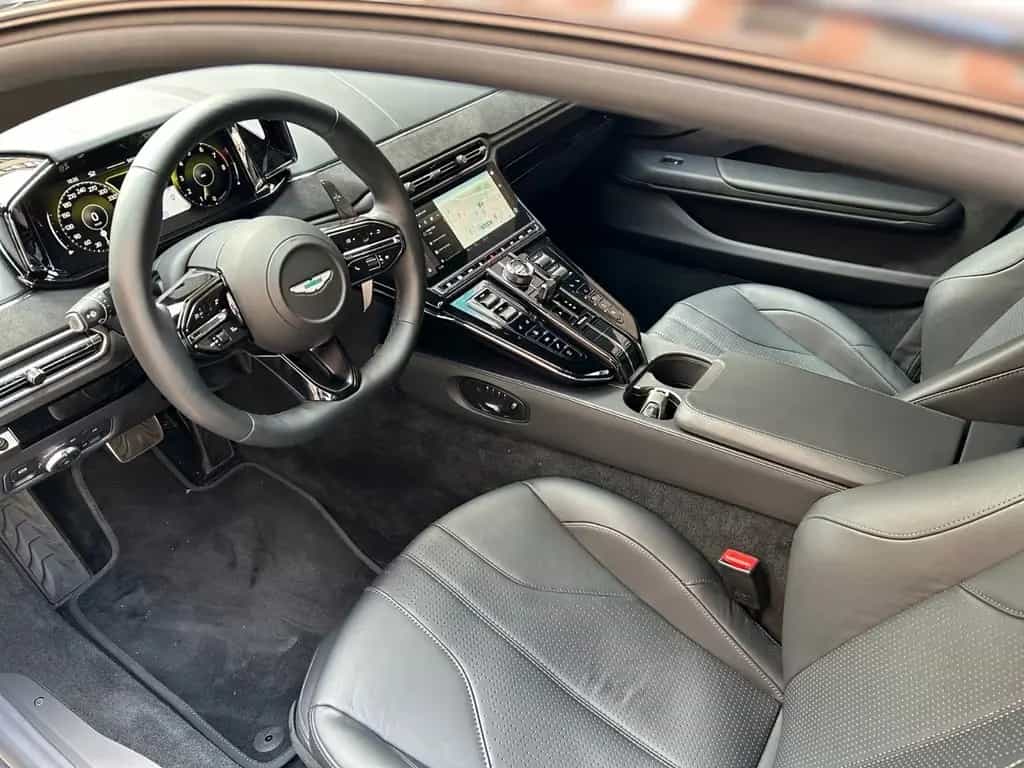 Aston Martin V8 Vantage 10/2024-photo-12