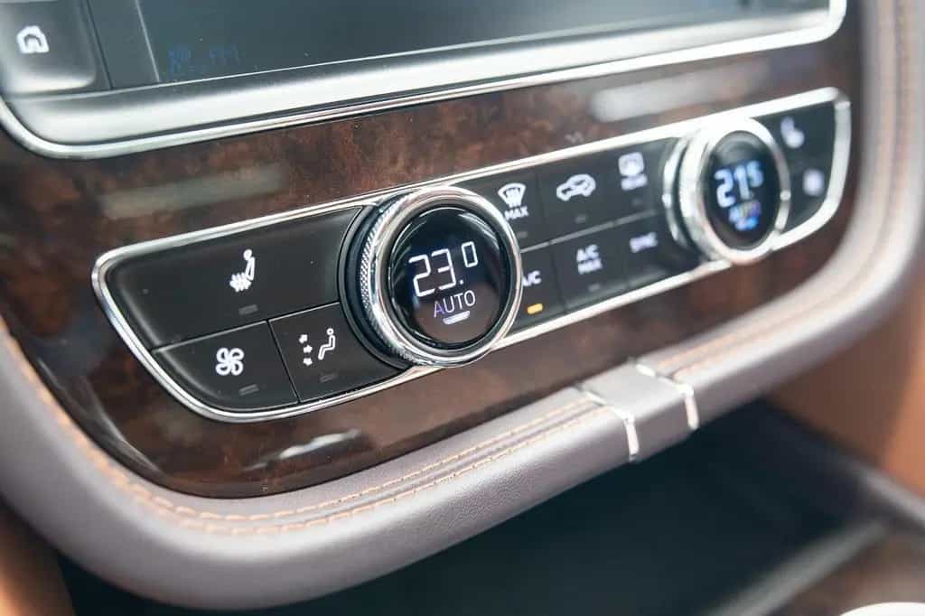 Bentley Bentayga W12 - City - Touring - Sunshine Spec. 08/2016-photo-15
