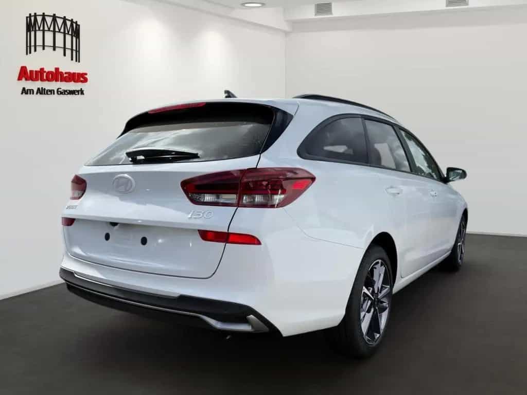 Hyundai i30 KOMBI ADVANTAGE PLUS+AUTOMAT+NAVI+KLIMAAUT+S 05/2025-photo-2
