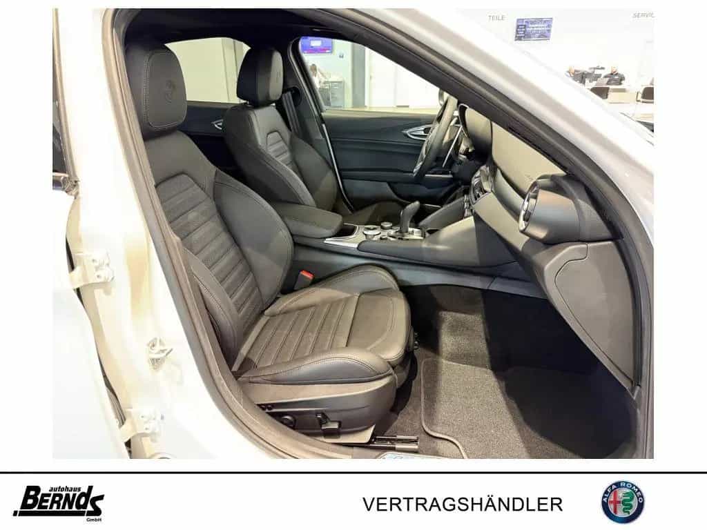 Alfa Romeo Giulia 2.0T AT8-Q4 Veloce GLASSCHIEBEDACH TECHNO 04/2025-photo-1