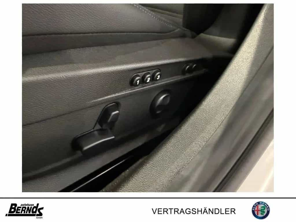Alfa Romeo Giulia 2.0T AT8-Q4 Veloce GLASSCHIEBEDACH TECHNO 04/2025-photo-10