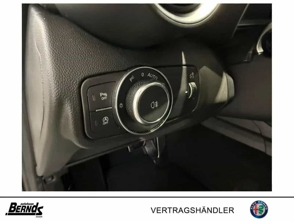 Alfa Romeo Giulia 2.0T AT8-Q4 Veloce GLASSCHIEBEDACH TECHNO 04/2025-photo-11