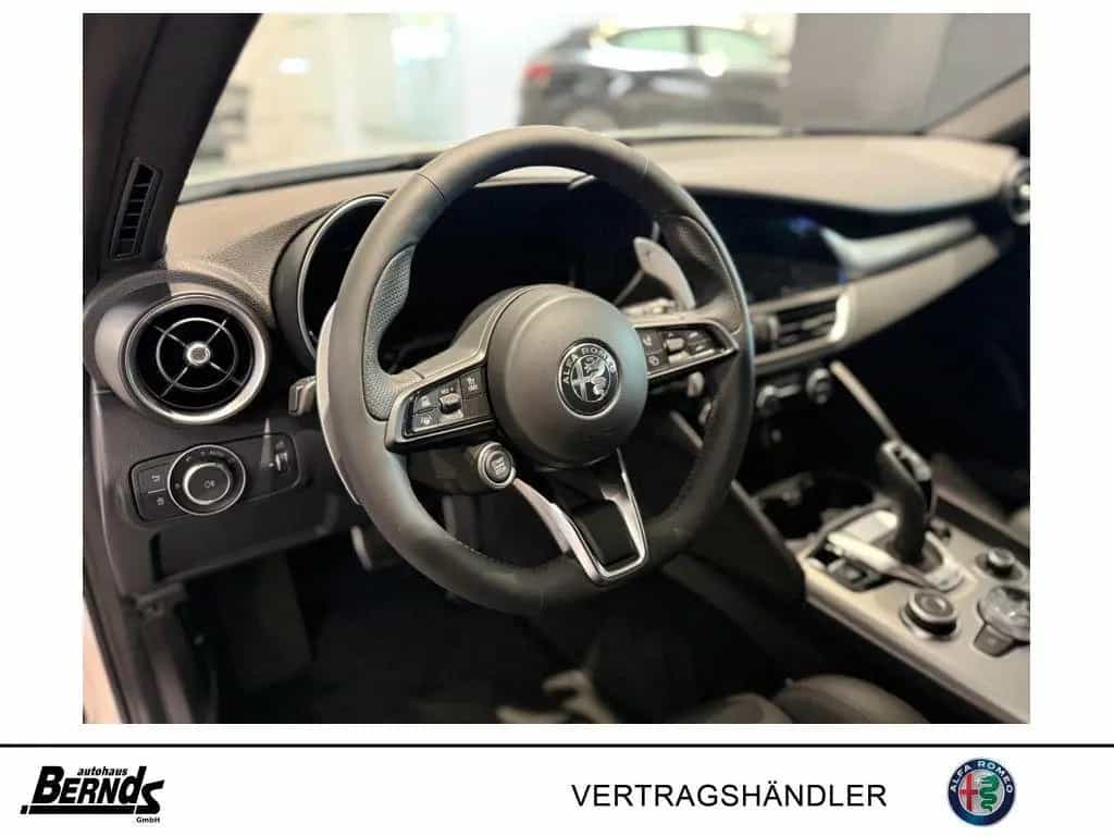 Alfa Romeo Giulia 2.0T AT8-Q4 Veloce GLASSCHIEBEDACH TECHNO 04/2025-photo-12