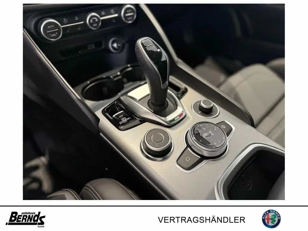 Alfa Romeo Giulia 2.0T AT8-Q4 Veloce GLASSCHIEBEDACH TECHNO 04/2025-photo-14