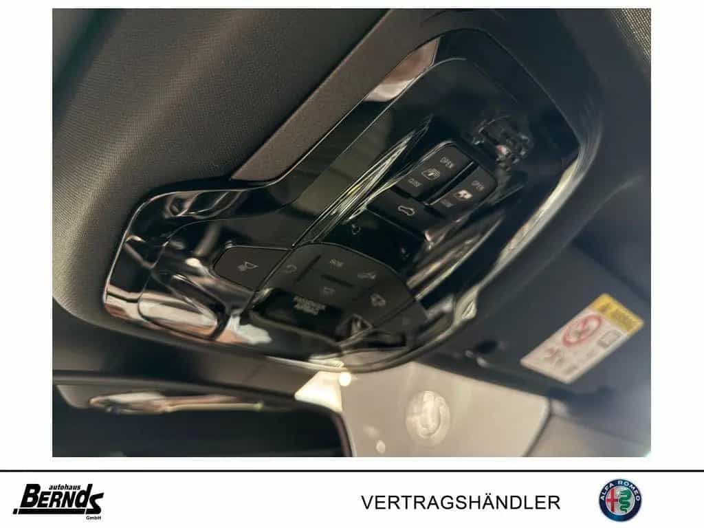 Alfa Romeo Giulia 2.0T AT8-Q4 Veloce GLASSCHIEBEDACH TECHNO 04/2025-photo-15