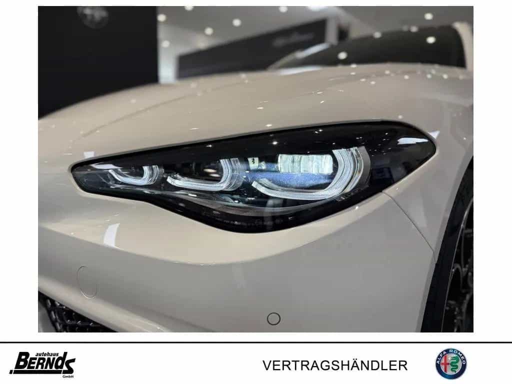 Alfa Romeo Giulia 2.0T AT8-Q4 Veloce GLASSCHIEBEDACH TECHNO 04/2025-photo-16
