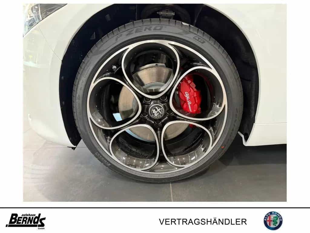 Alfa Romeo Giulia 2.0T AT8-Q4 Veloce GLASSCHIEBEDACH TECHNO 04/2025-photo-17