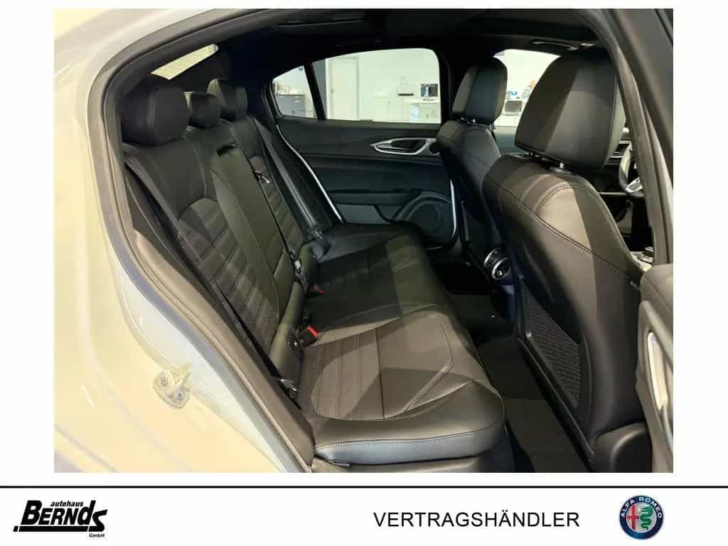 Alfa Romeo Giulia 2.0T AT8-Q4 Veloce GLASSCHIEBEDACH TECHNO 04/2025-photo-2