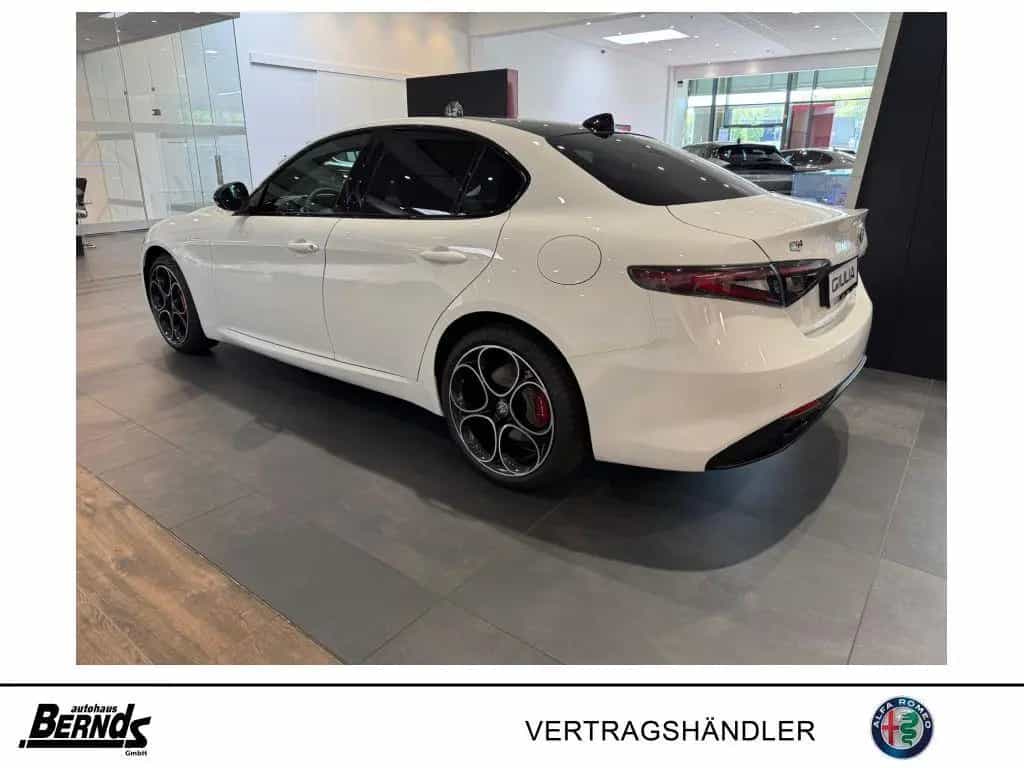 Alfa Romeo Giulia 2.0T AT8-Q4 Veloce GLASSCHIEBEDACH TECHNO 04/2025-photo-4