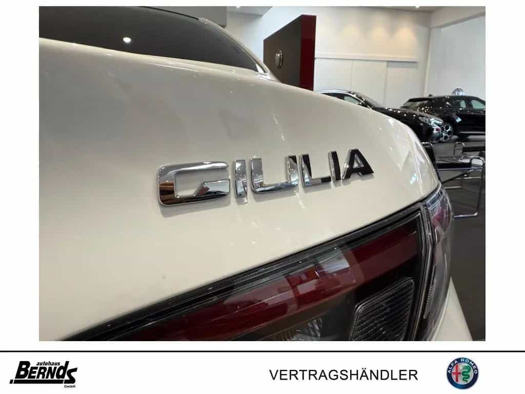 Alfa Romeo Giulia 2.0T AT8-Q4 Veloce GLASSCHIEBEDACH TECHNO 04/2025-photo-6